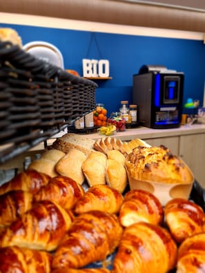 Tägliches Frühstücksbuffet (15 EUR pro Person)