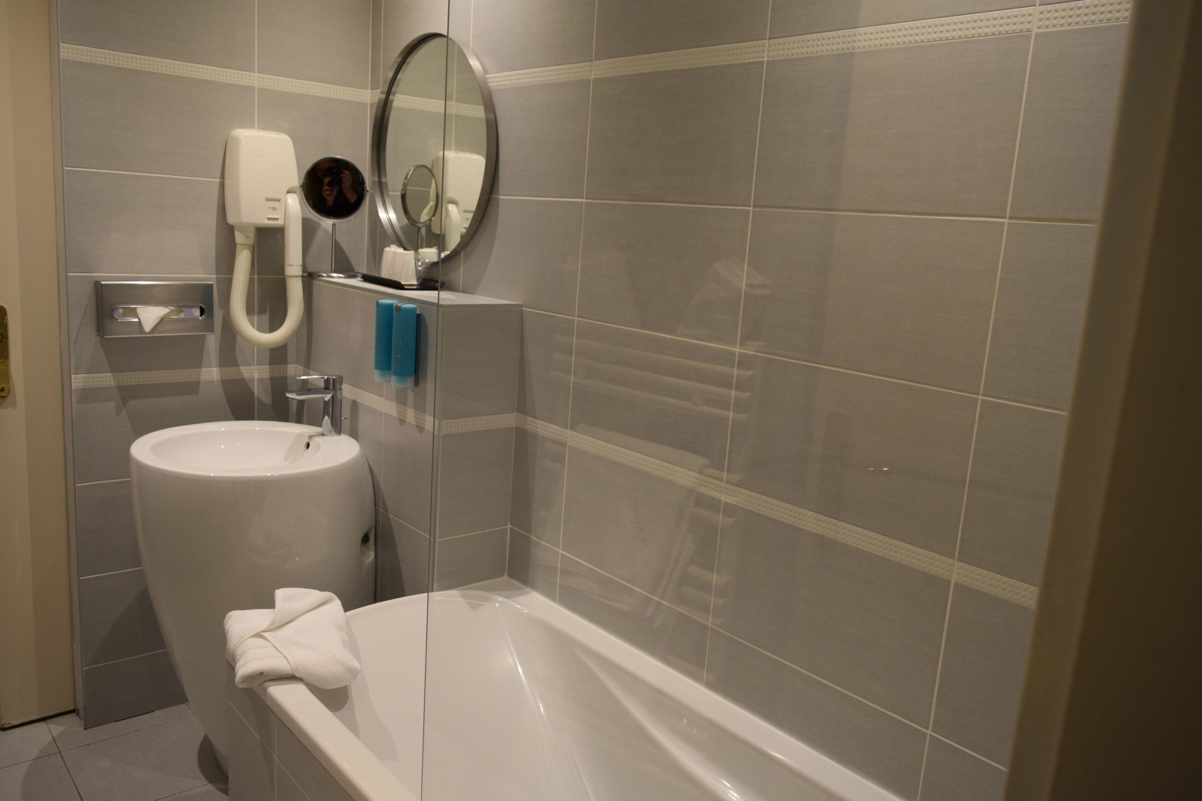 rainfall showerhead, free toiletries, hair dryer, towels
