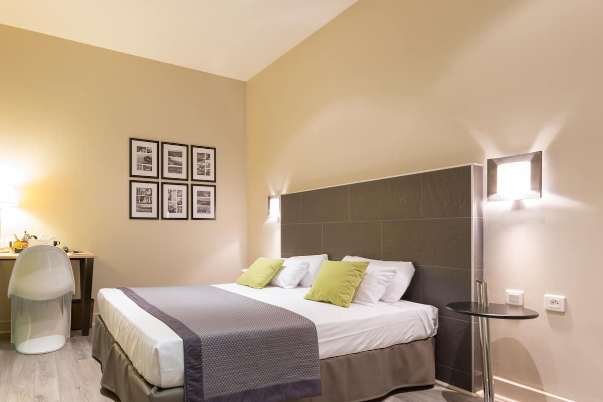 Habitación doble estándar, 1 cama matrimonial | 2 habitaciones, caja de seguridad en la habitación y escritorio