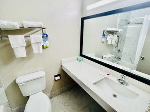 Duschwanne, Regendusche, kostenlose Toilettenartikel, Haartrockner