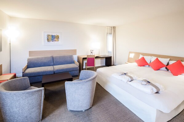 ميني بار وخزنة داخل الغرفة ومكتب وستائر تعتيم