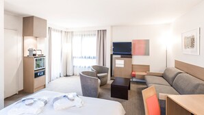 Minibar, coffre-fort, bureau, rideaux d’obscurcissement
