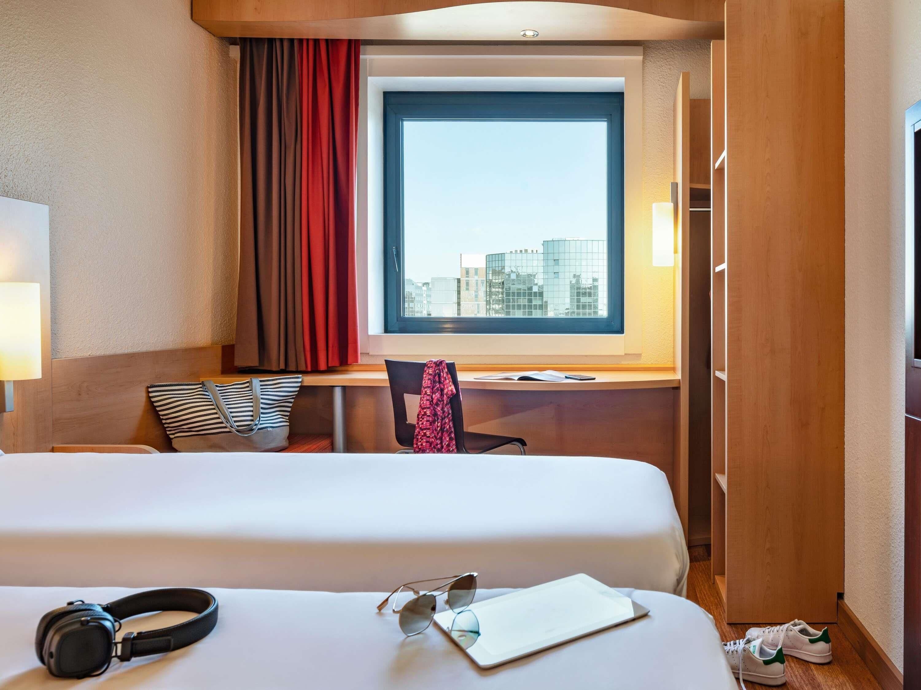 Literie de qualité supérieure, bureau, rideaux occultants