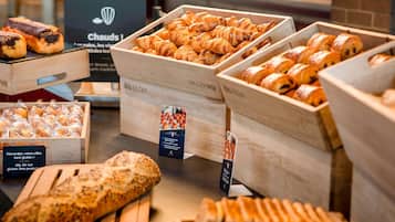 Colazione a buffet, servita tutte le mattine (13.50 EUR a persona)