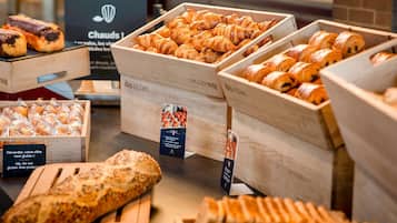 TĂ€gliches FrĂŒhstĂŒcksbuffet (13.50 EUR pro Person)