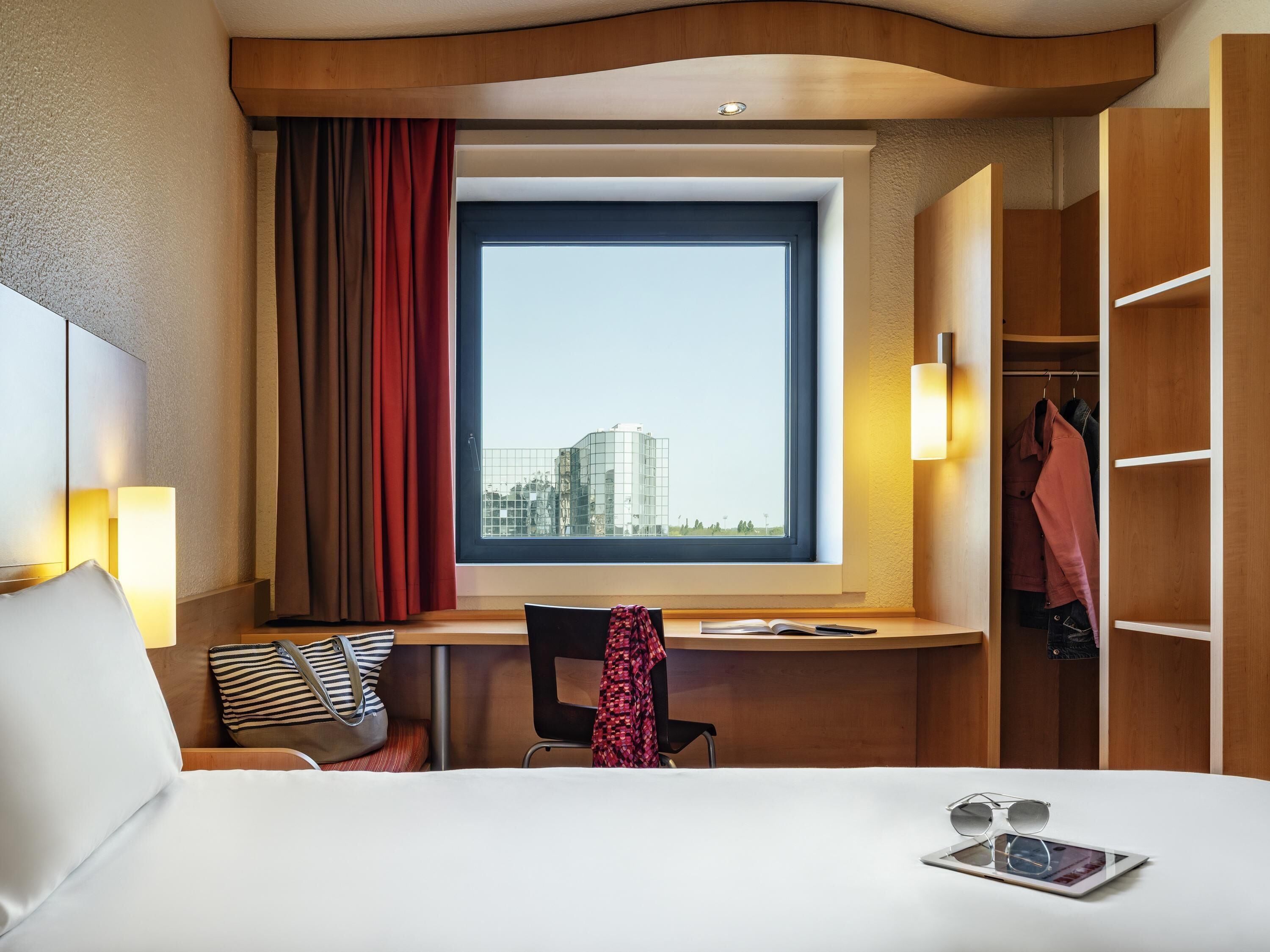 Roupas de cama premium, escrivaninha, cortinas blackout