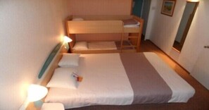 Standard-Vierbettzimmer, Mehrere Betten | Hochwertige Bettwaren, Schreibtisch, Verdunkelungsvorhänge