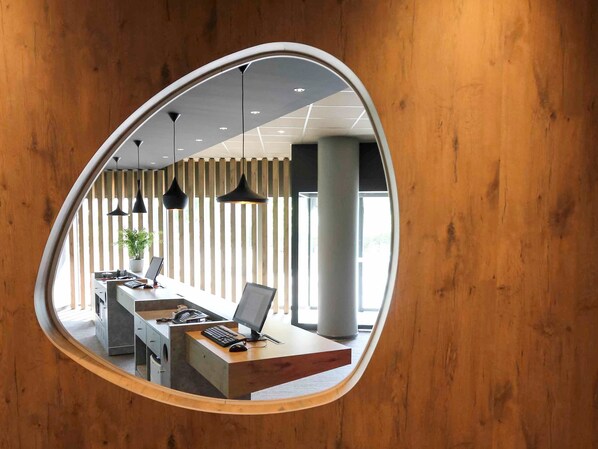 Ein moderner Arbeitsraum mit einem gewölbten Spiegel, der das Innere reflektiert.