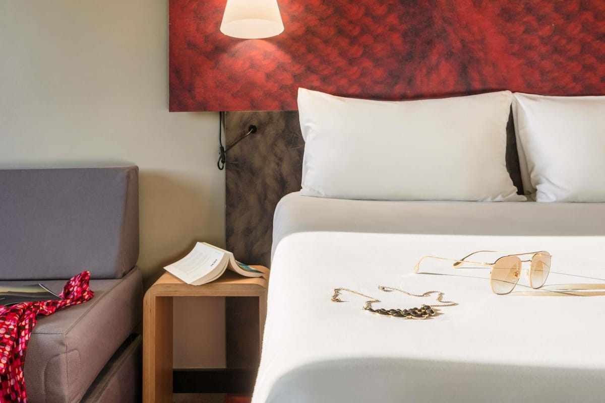 Literie de qualité supérieure, bureau, rideaux occultants