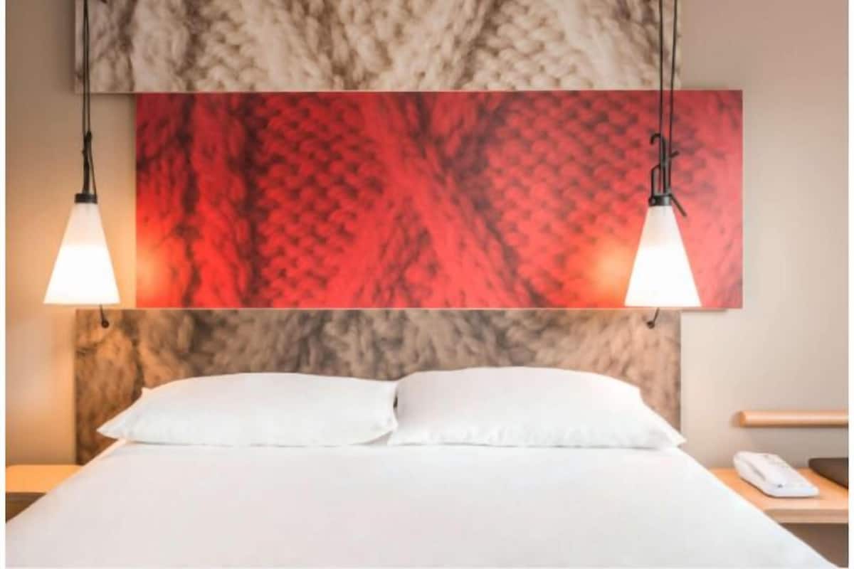 Dobbeltrom – standard, 1 dobbeltseng | Sengetøy av topp kvalitet, skrivebord, blendingsgardiner og lydisolert