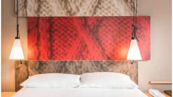 Standard dubbelrum - 1 dubbelsäng | Sängtillbehör av högsta kvalitet, skrivbord och mörkläggningsgardiner