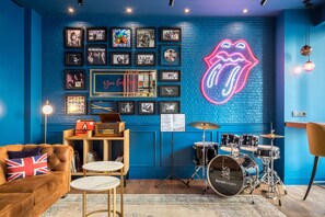 2 quầy bar/khu lounge, bar ở tầng thượng 