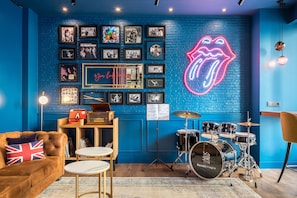 2 bars/lounges, rooftop bar
