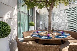 Menyajikan hidangan lokal dan internasional