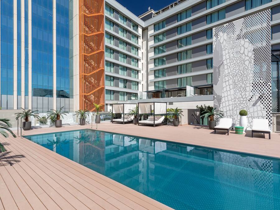 Kauden mukainen ulkouima-allas