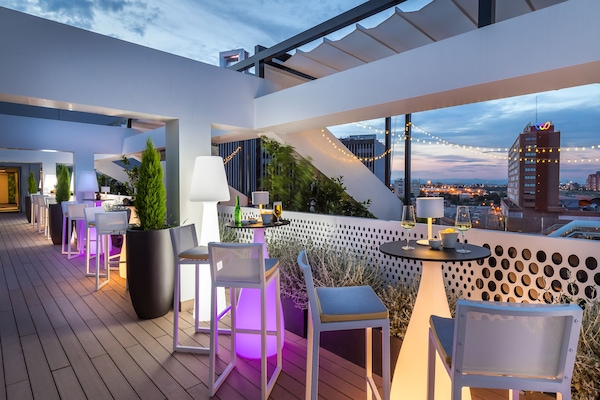 2 bars/lounges, rooftop bar