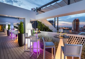 2 quầy bar/khu lounge, bar ở tầng thượng 