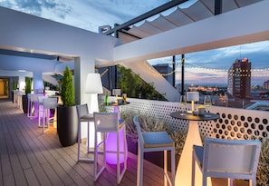 2 bars/lounges, rooftop bar