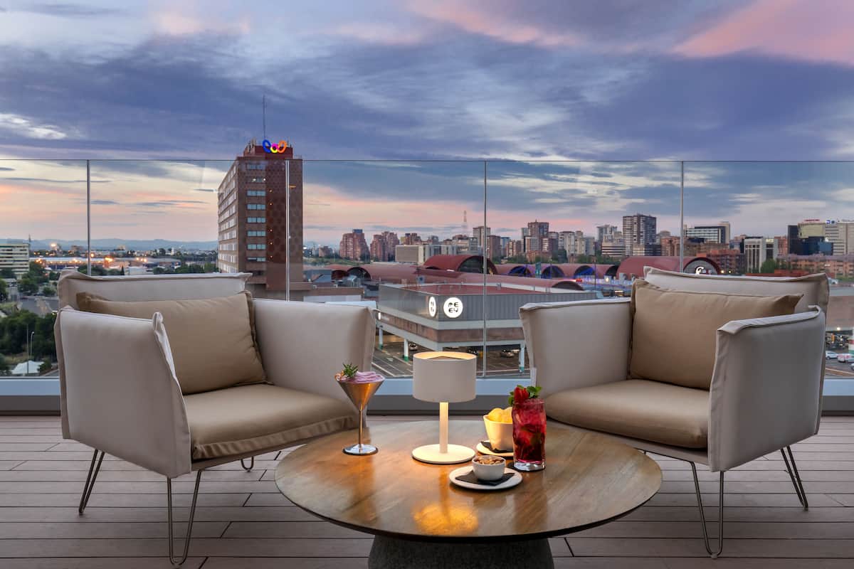 2 bars/lounges, rooftop bar