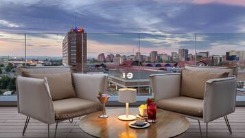 2 bars/lounges, rooftop bar