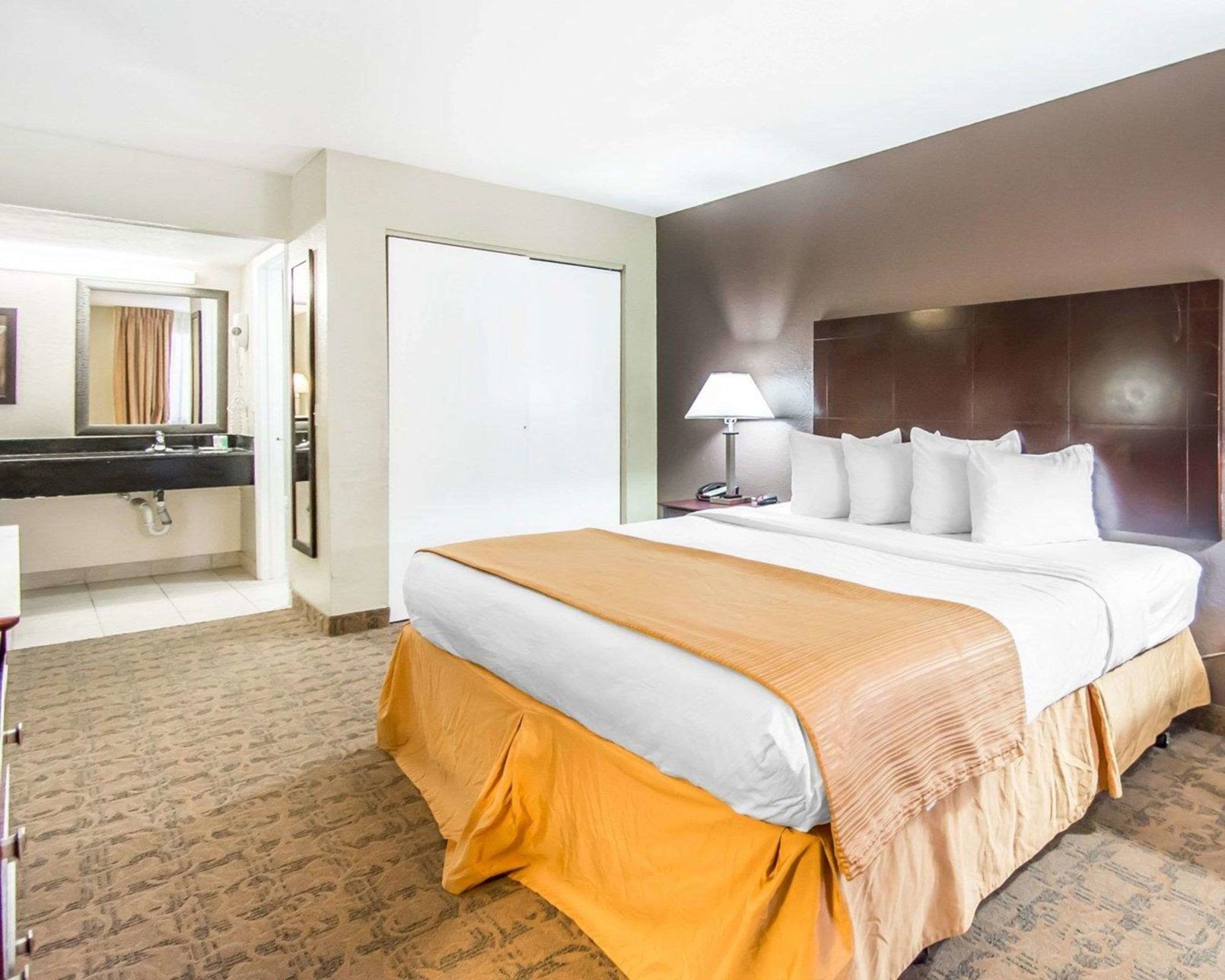 Premium bedding, desk, iron/ironing board, free WiFi