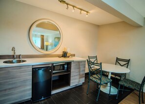 Premium bedding, desk, iron/ironing board, free WiFi - Quality Inn & Suites By the Parks (Kissimmee)