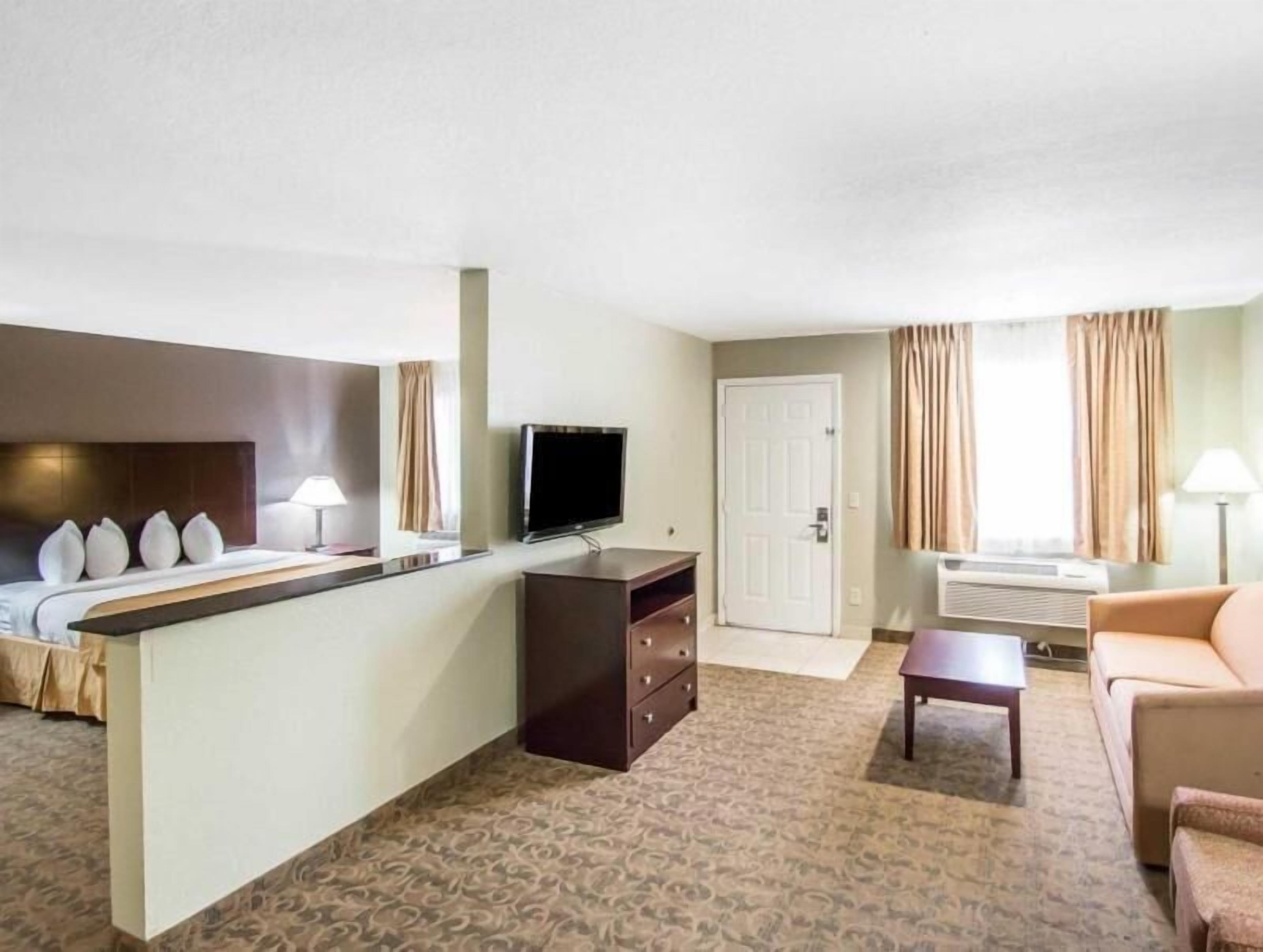 Premium bedding, desk, iron/ironing board, free WiFi