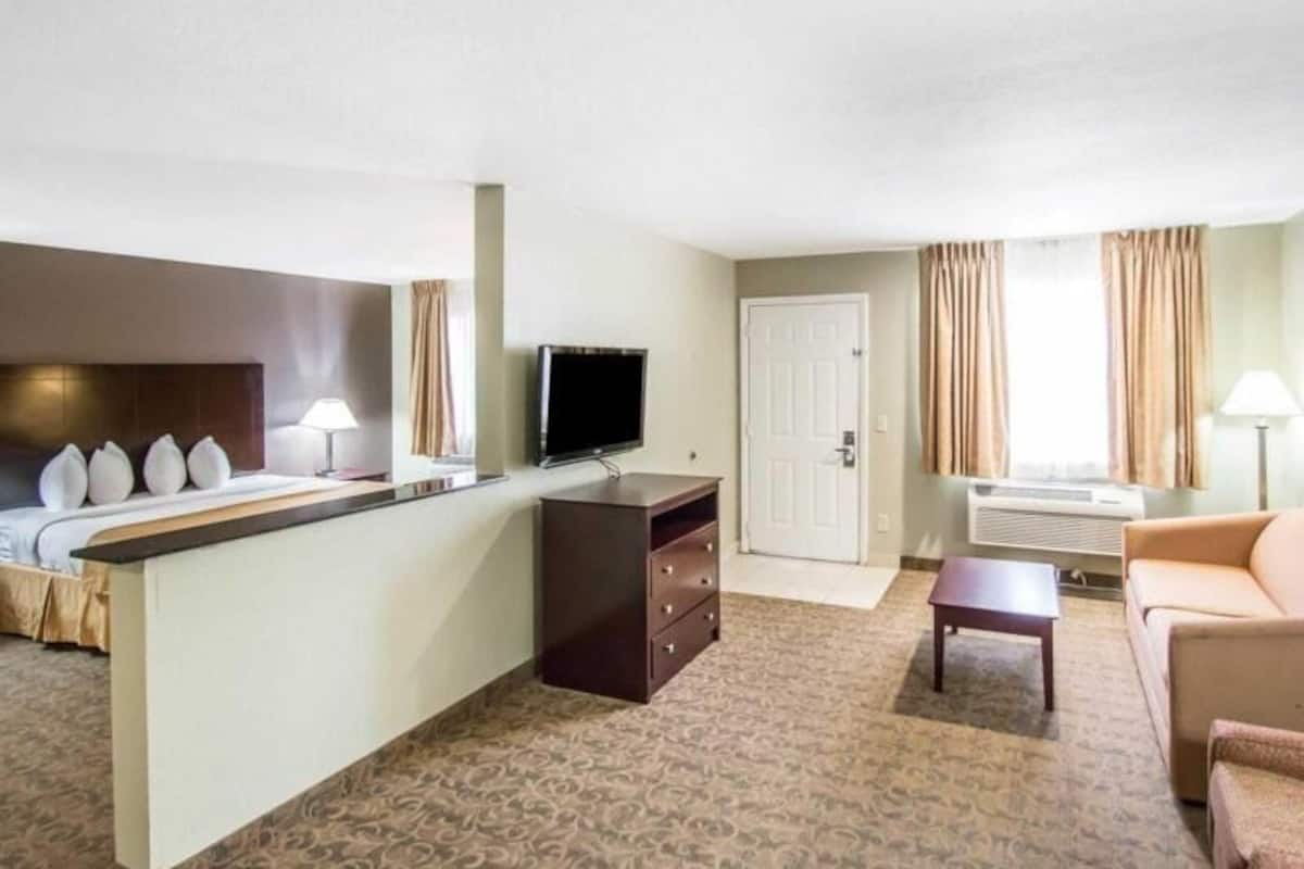 Premium bedding, desk, iron/ironing board, free WiFi