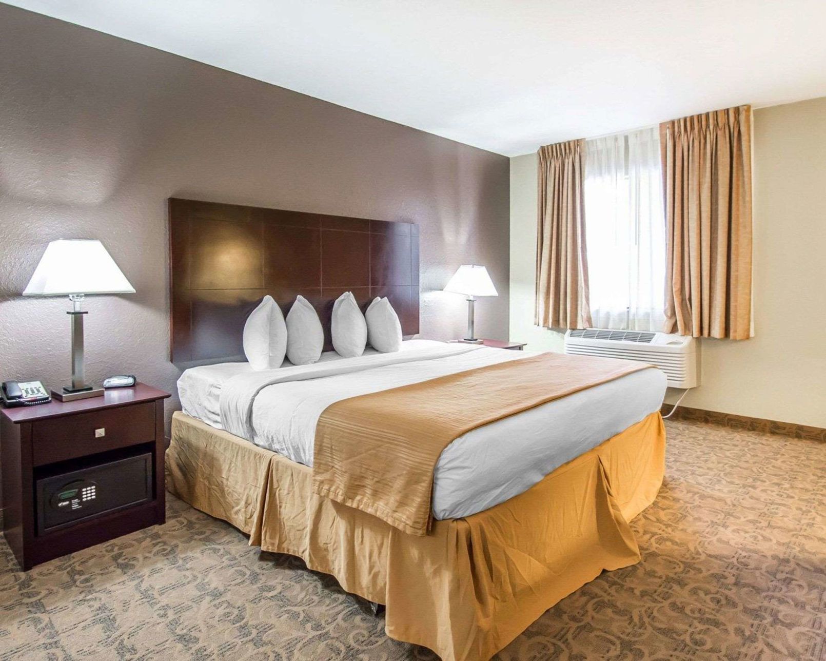 Premium bedding, desk, iron/ironing board, free WiFi