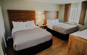 Premium bedding, desk, iron/ironing board, free WiFi - Quality Inn & Suites By the Parks (Kissimmee)