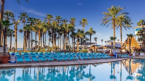 3 piscinas al aire libre, sombrillas, sillones reclinables de piscina