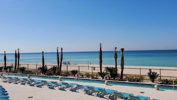 3 piscines extérieures, parasols de plage, chaises longues