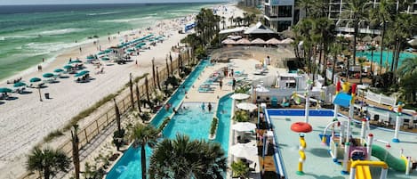 3 piscines extérieures, parasols de plage, chaises longues