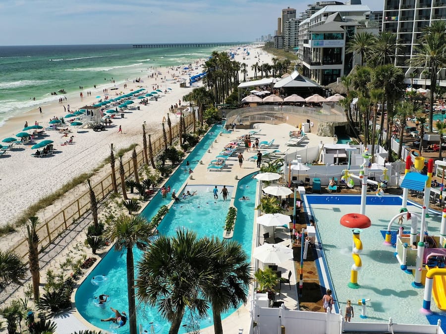 3 piscines extérieures, accès possible de 8 h à minuit, parasols