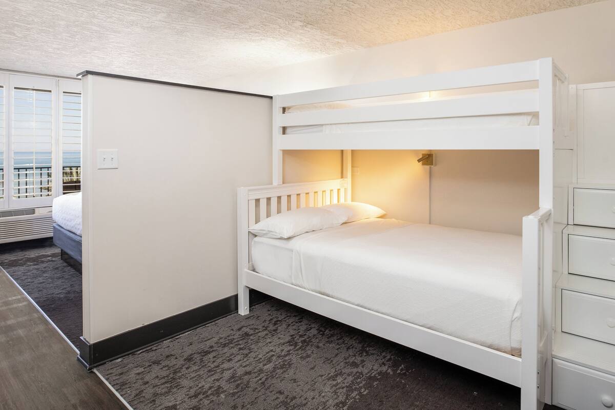 1 King 1 Bunk Bed Standard Oceanfront | Ropa de cama de alta calidad y colchones con acolchado adicional