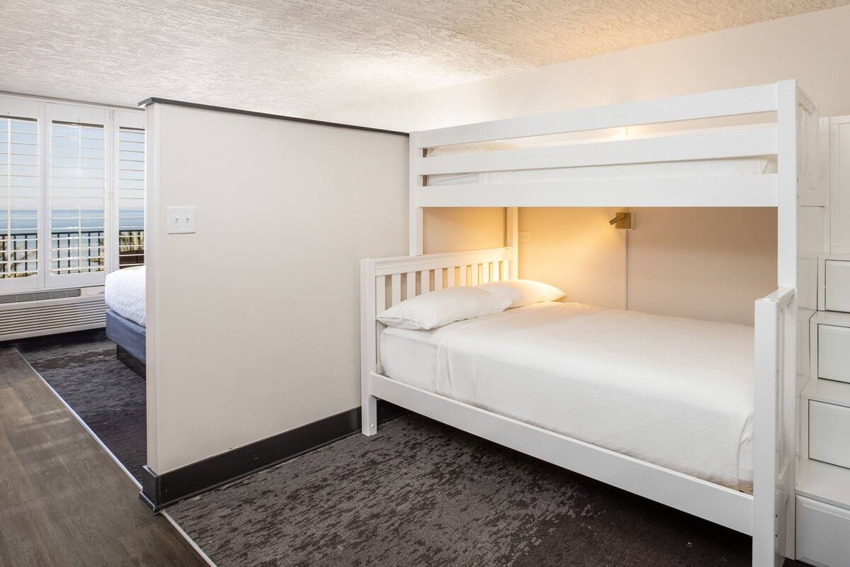 1 King 1 Bunk Bed Standard Oceanfront  | เครื่องนอนระดับพรีเมียม, เตียงพร้อมฟูกเสริมที่นอน, ตู้นิรภัยในห้องพัก