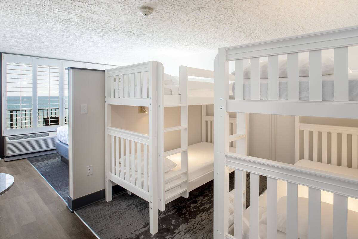 1 Queen 2 Bunk Beds Standard Oceanfront | เครื่องนอนระดับพรีเมียม, เตียงพร้อมฟูกเสริมที่นอน, ตู้นิรภัยในห้องพัก