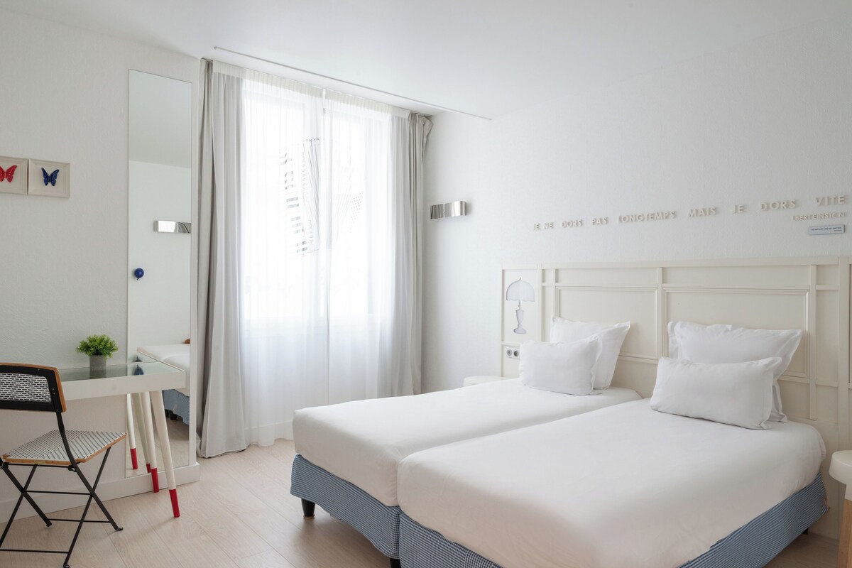 Mobility Accesible Room - Complimentary soft minibar, courtesy tray, digital press, fitness, sauna | Premium bedding, minibar (free items), in-room safe, desk