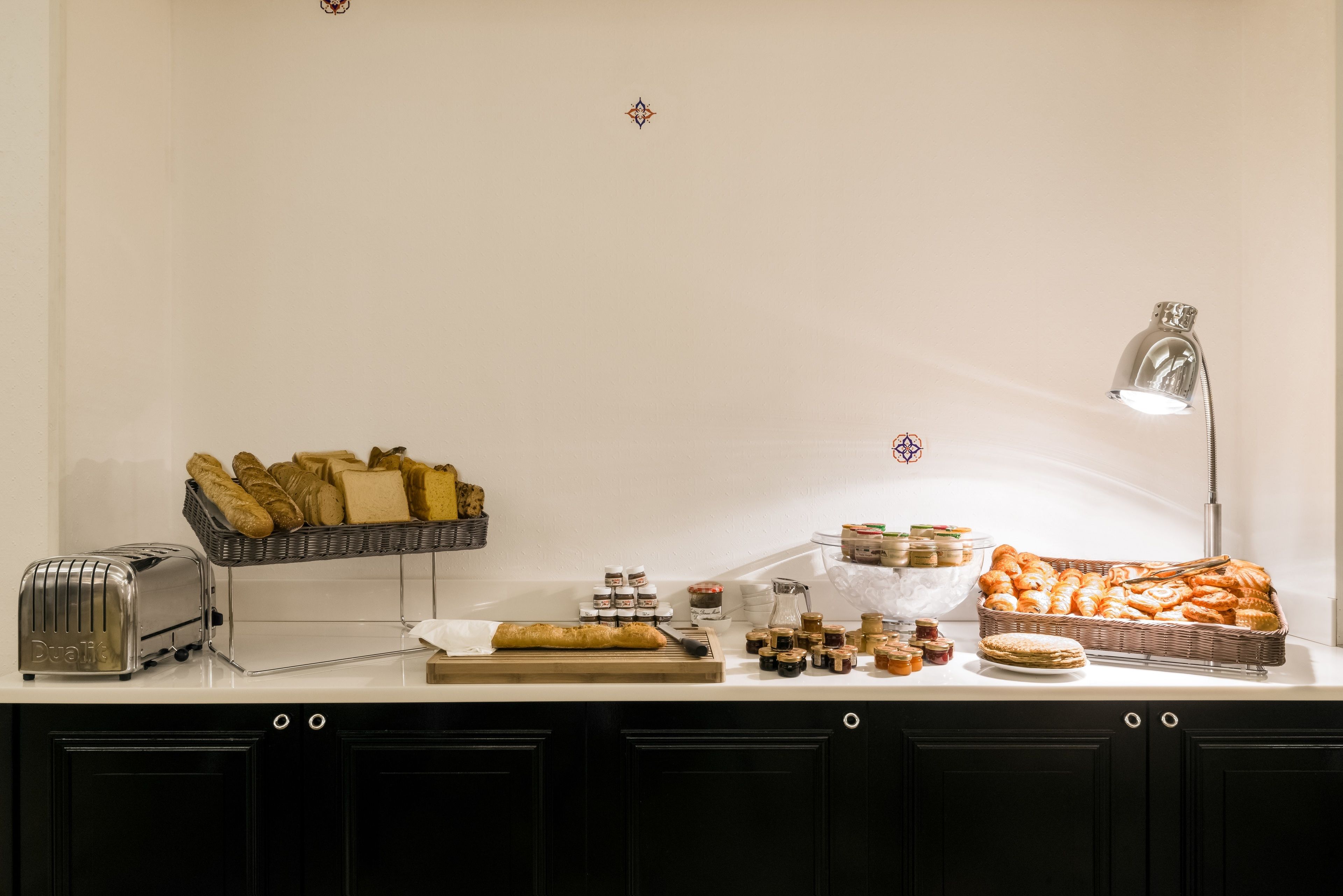 Un buffet proposant une variété de plats et d'accompagnements.