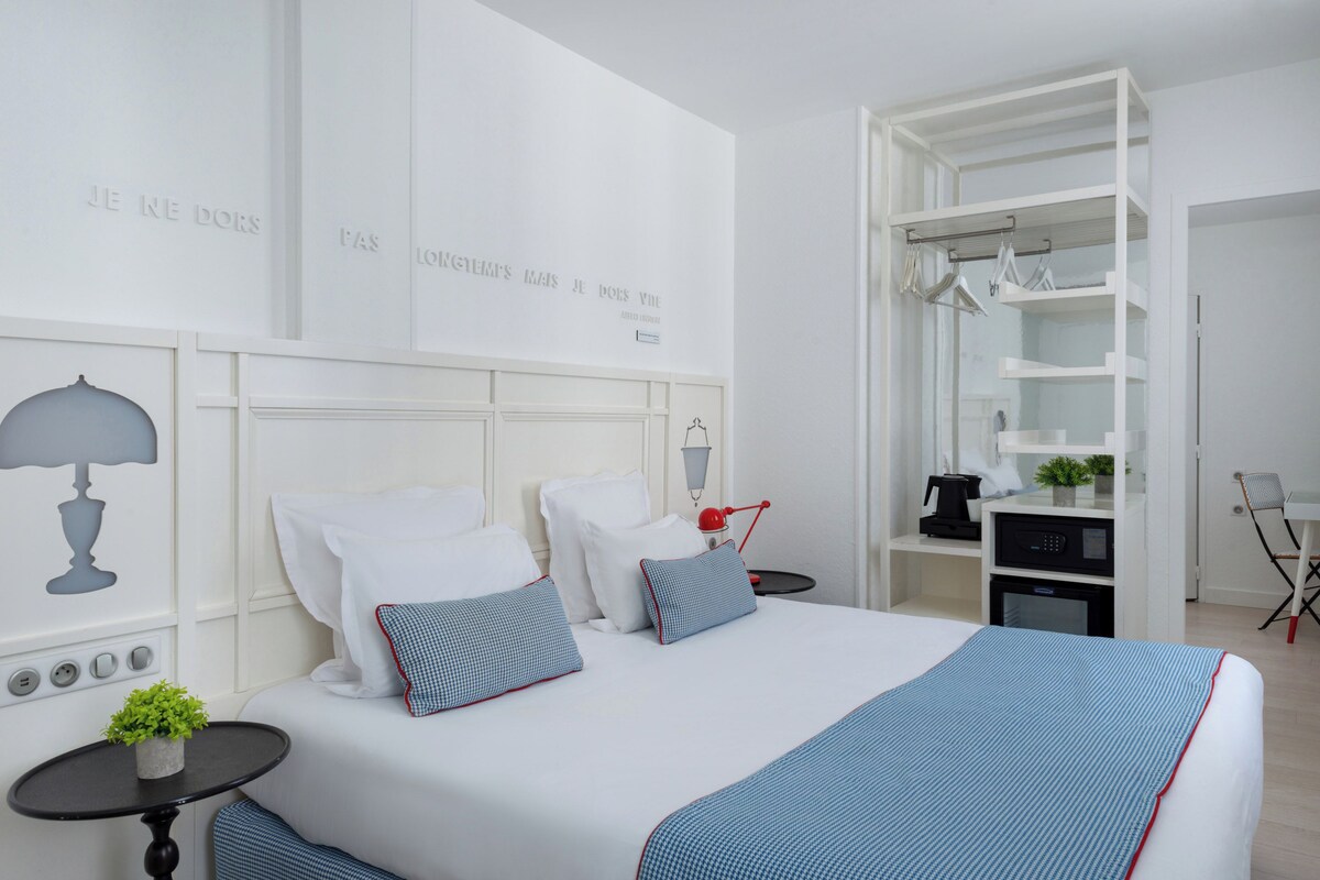 Triple Room - Complimentary soft minibar, courtesy tray, digital press, fitness, sauna | Premium bedding, minibar (free items), in-room safe, desk