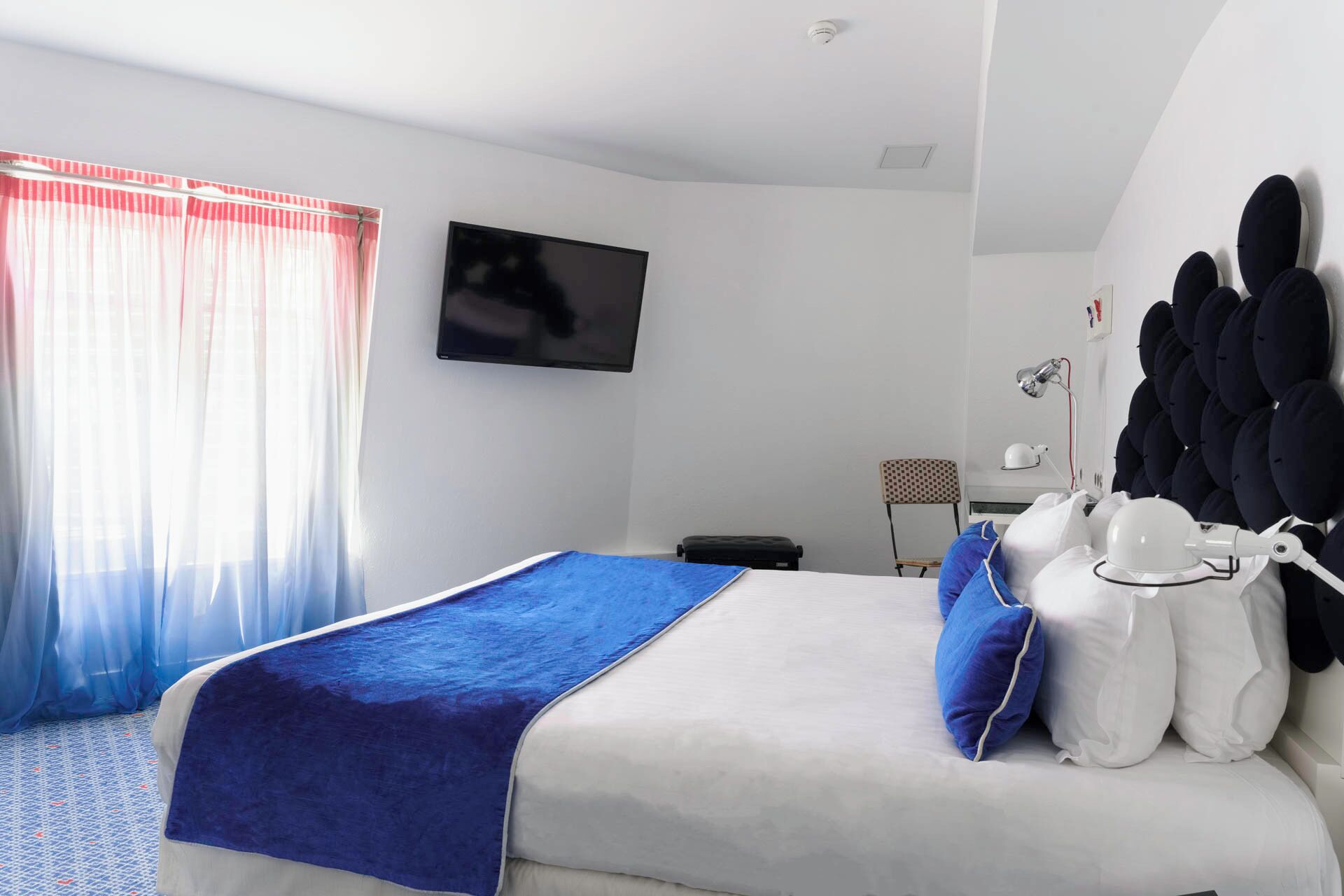 Bộ đồ giường cao cấp, minibar với thức uống miễn phí 