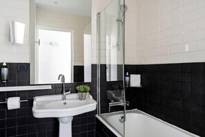 Dusche, kostenlose Toilettenartikel, Haartrockner, Handtücher