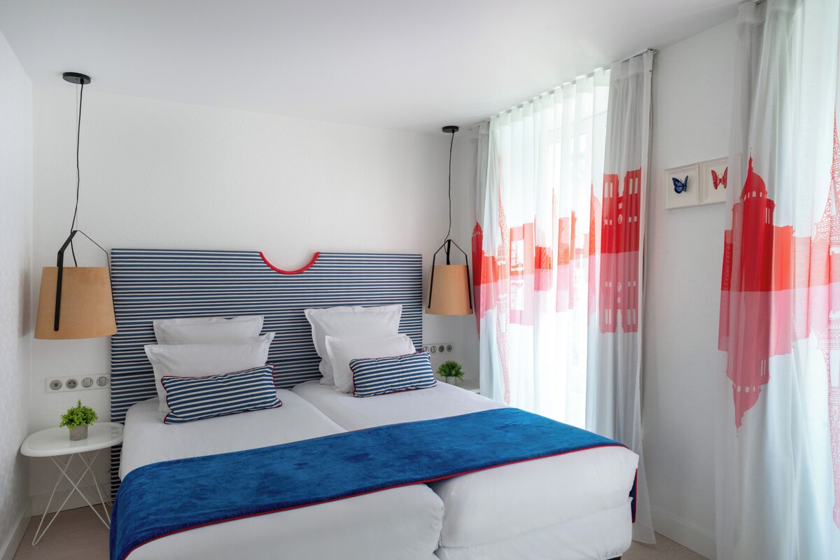 Superior Room with Twin Beds-Complimentary soft minibar,courtesy tray, digital press, fitness, sauna | Premium bedding, minibar (free items), in-room safe, desk