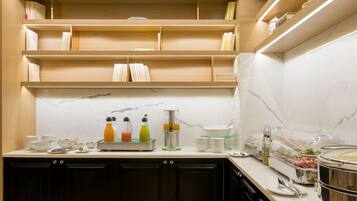 بوفيه فطور يوميًا بتكلفة قدرها (14 EUR للشخص)