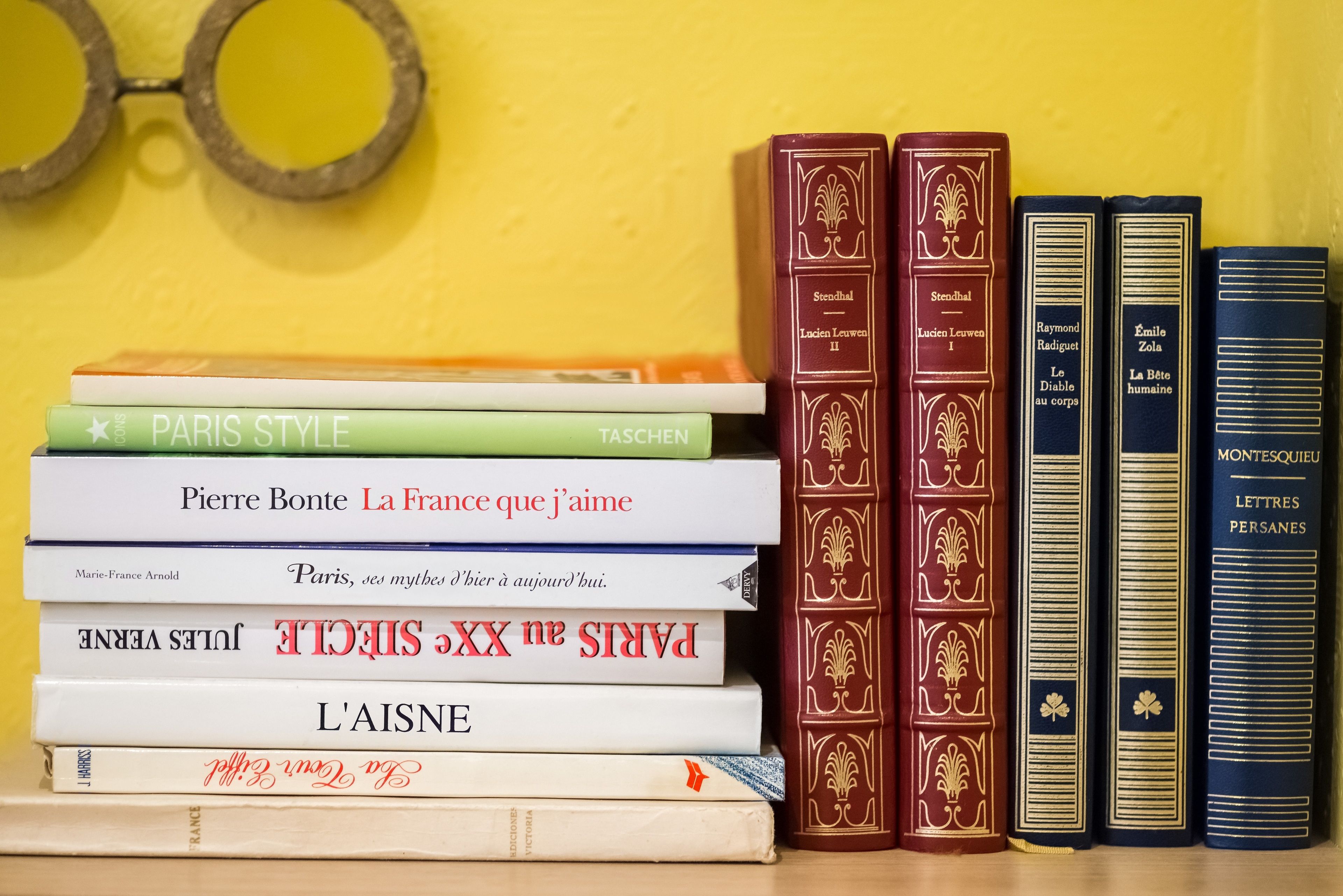 A stack of books with titles in French, including 'Paris Style' and 'La France que j'aime'.