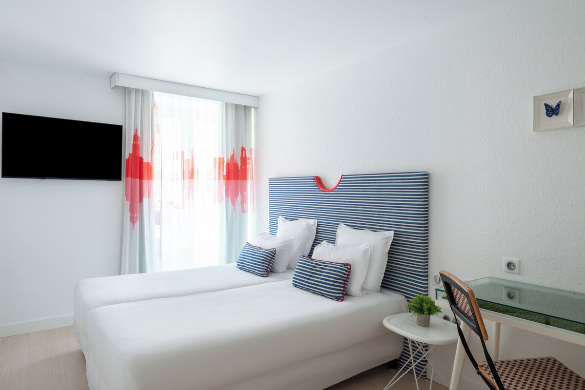 Twin Room - Complimentary soft minibar, courtesy tray, digital press, fitness, sauna | Premium bedding, minibar (free items), in-room safe, desk