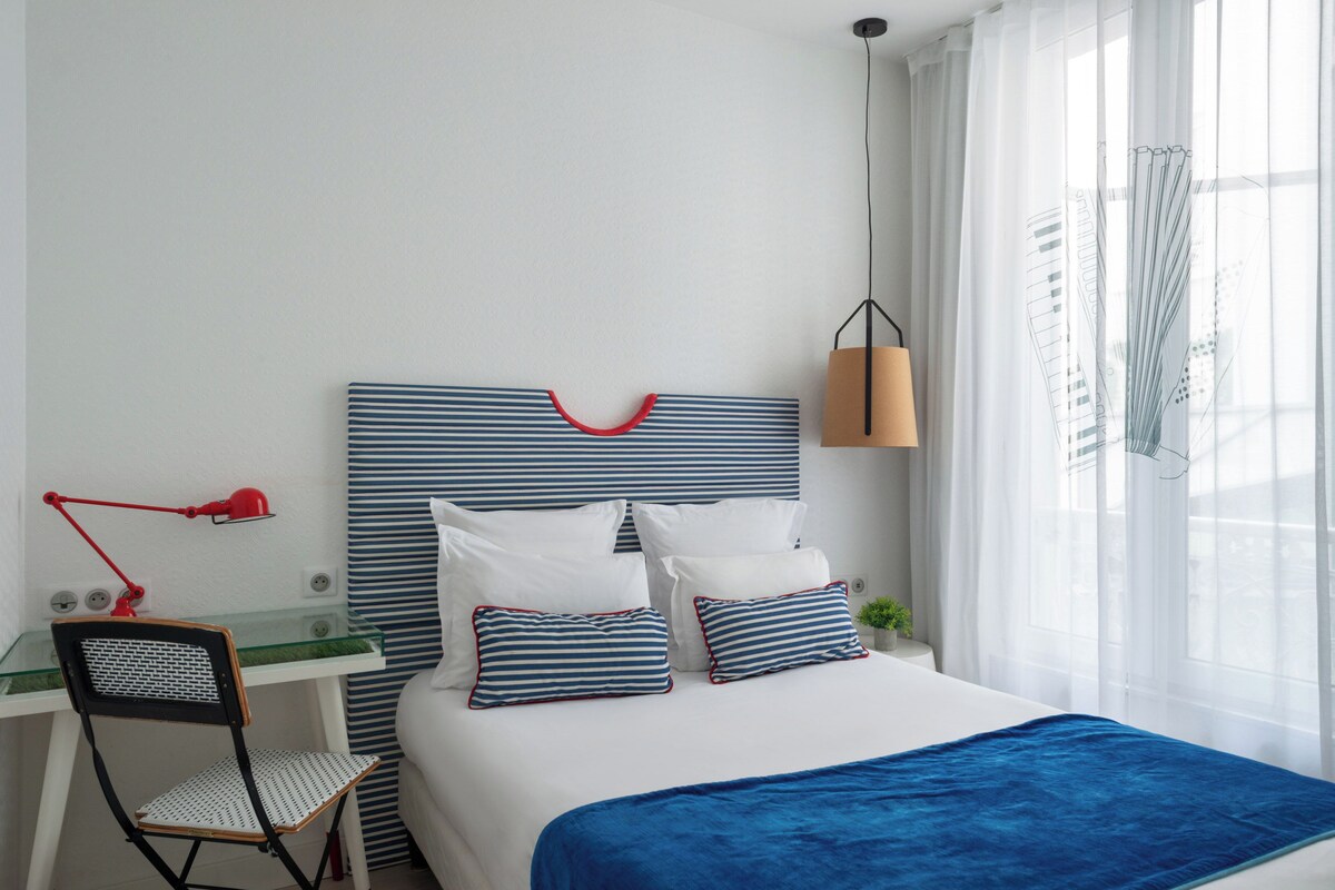 Single Room - Complimentary soft minibar, courtesy tray, digital press, fitness, sauna | Premium bedding, minibar (free items), in-room safe, desk