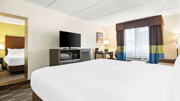 Habitación estándar, 1 cama King size, para no fumadores | Escritorio, espacio para trabajar con laptop y cortinas blackout