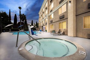 Una piscina al aire libre (de 10:00 a 19:00), sombrillas, tumbonas