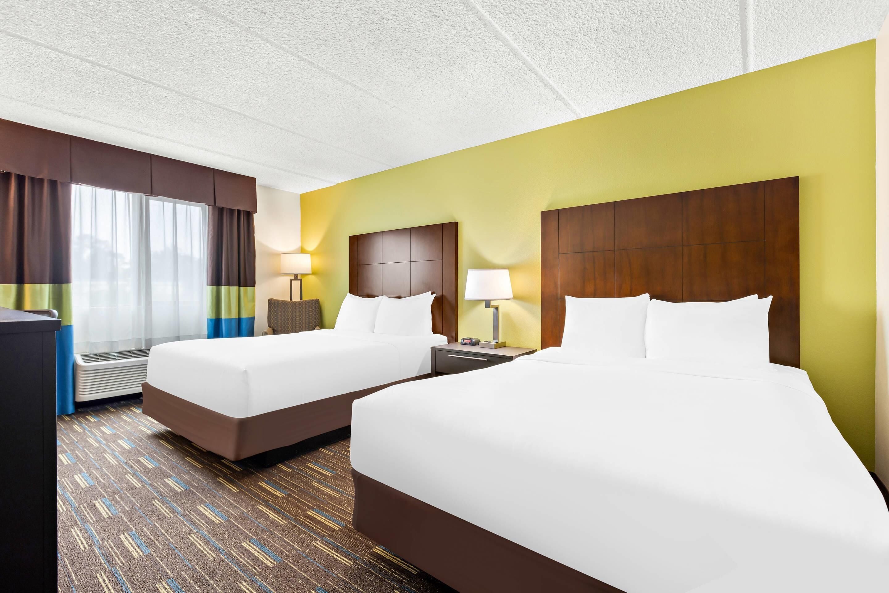 Rom – standard, 2 queensize-senger, ikke-røyk | Skrivebord, skrivebord for bærbar PC og blendingsgardiner